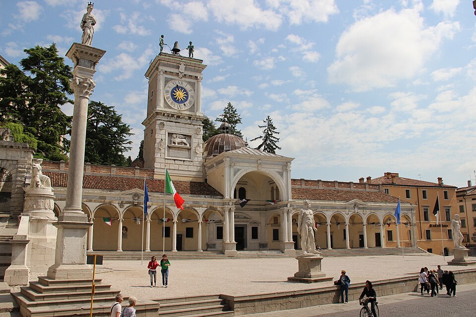 Piazza della Libertà di Udine: storia della piazza più bella d’Italia secondo Hemingway
